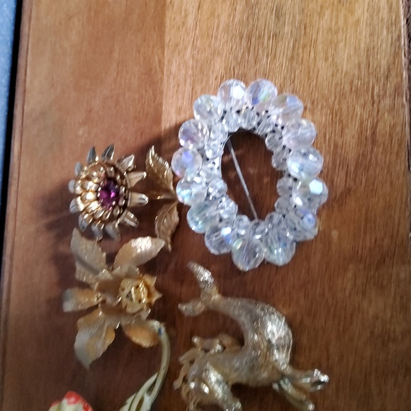Vintage Brooch Set with Gold and Crystal Accents - Picture 3 of 8